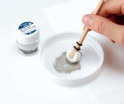 Artclay-Silber-Overlaypaste-mit-Pinsel-aufnehmen